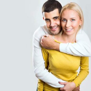 gülümseyen mutlu çift