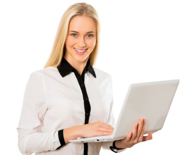 dizüstü bilgisayar kullanan genç iş kadını