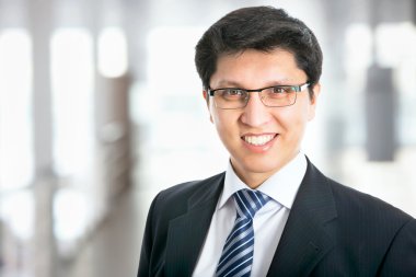 gülümseyen iş adamı