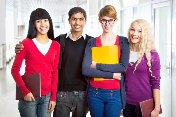 Gruppe glücklicher Studenten — Stockfoto