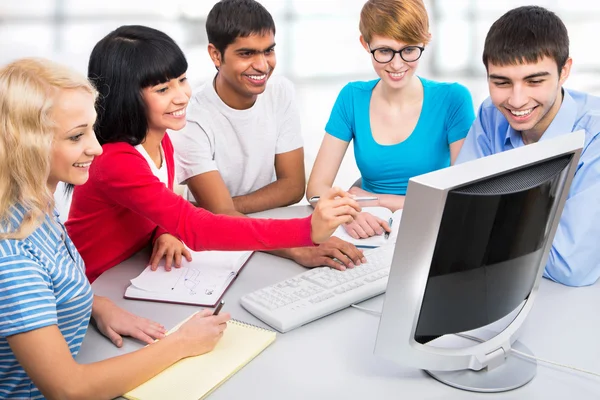 Jóvenes estudiantes — Foto de Stock