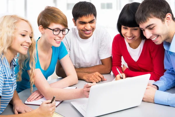 Junge Studenten — Stockfoto