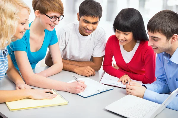 Jeunes étudiants — Photo