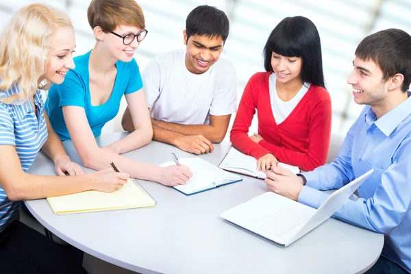 Unga studenter — Stockfoto