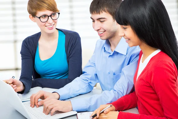 Gruppo di giovani studenti — Foto Stock