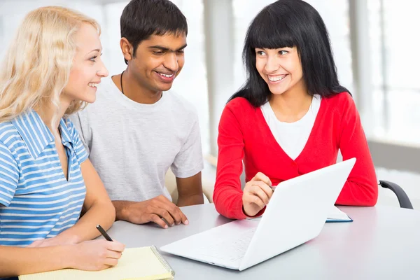 Unga studenter — Stockfoto