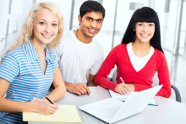 Gruppo di giovani studenti — Foto Stock