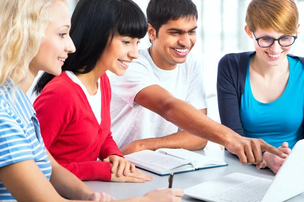 Gruppe junger Studenten — Stockfoto