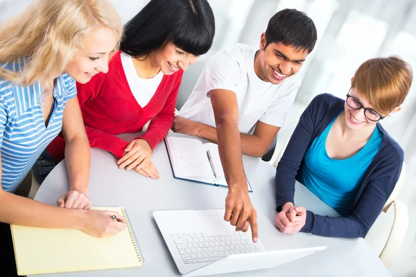 Jovens estudantes — Fotografia de Stock