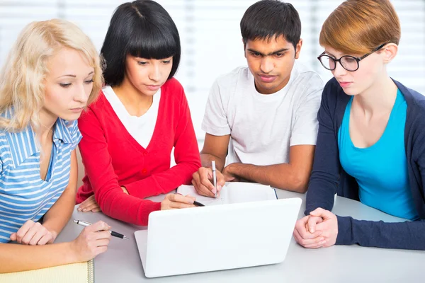 Unga studenter — Stockfoto