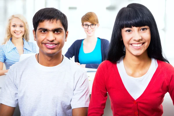 Jóvenes estudiantes — Foto de Stock