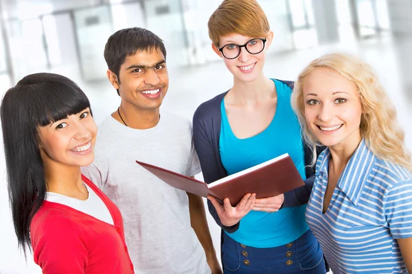 mutlu öğrenci grubu