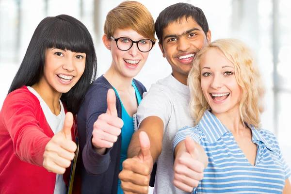 Studenten geven het teken thumbs-up — Stockfoto