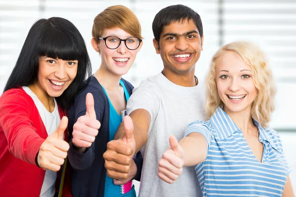 Estudiantes dando el signo de pulgar hacia arriba — Foto de Stock