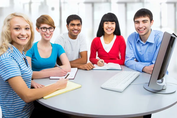 Jovens estudantes — Fotografia de Stock