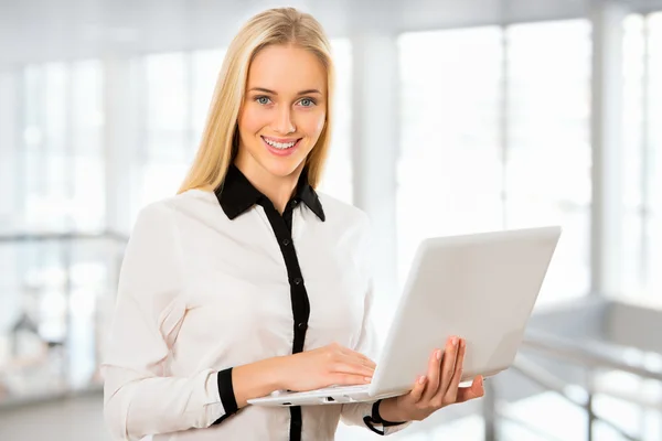 Jonge zakenvrouw met behulp van laptop — Stockfoto