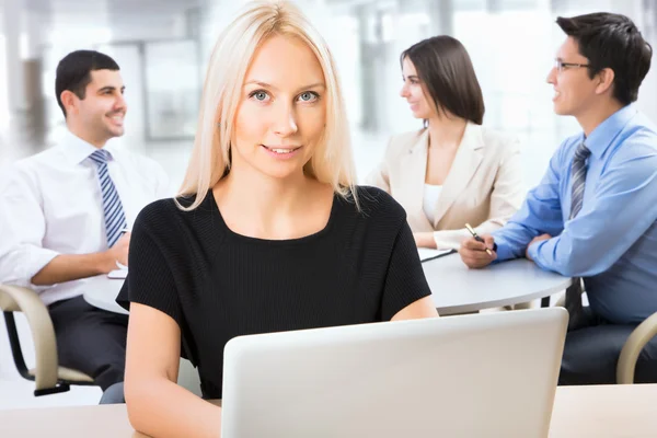 Atractiva mujer de negocios — Foto de Stock