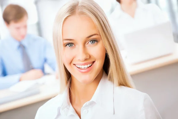 Geschäftsfrau im Büro — Stockfoto