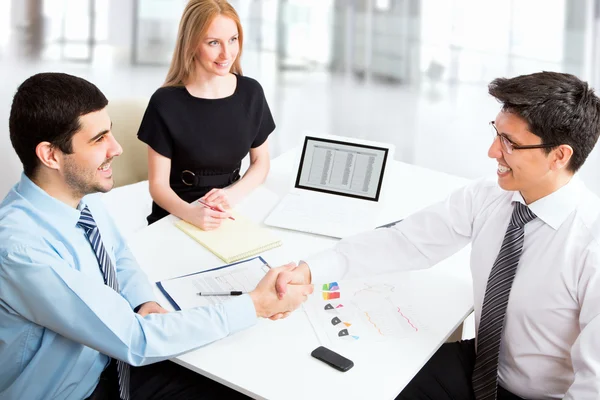 Mensen uit het bedrijfsleven vriendelijke handdruk — Stockfoto