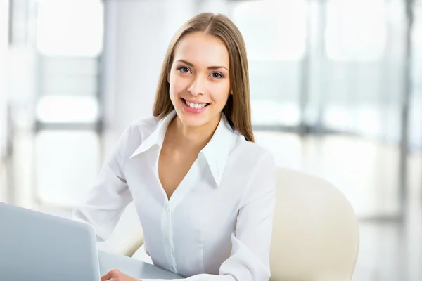 Mujer de negocios usando portátil en la oficina —  Fotos de Stock