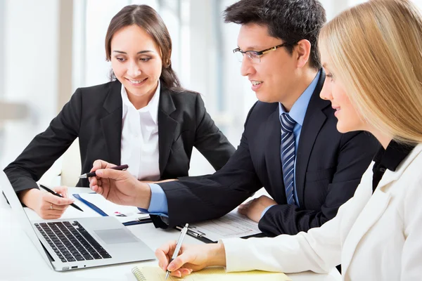 Hommes d'affaires au bureau — Photo