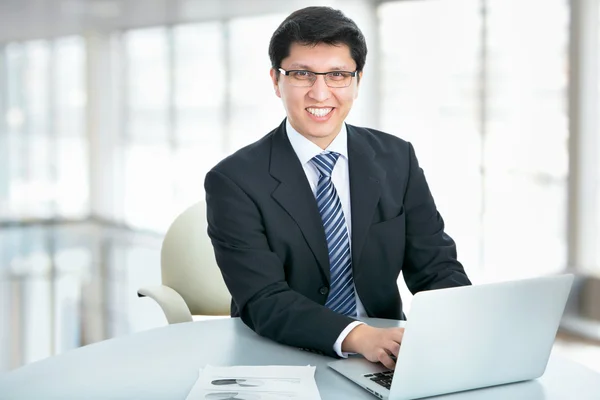Empresário sorridente com laptop — Fotografia de Stock