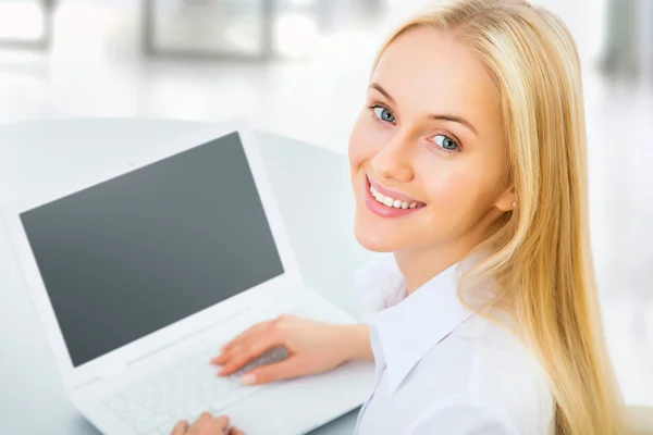 Jonge zakenvrouw met laptop — Stockfoto