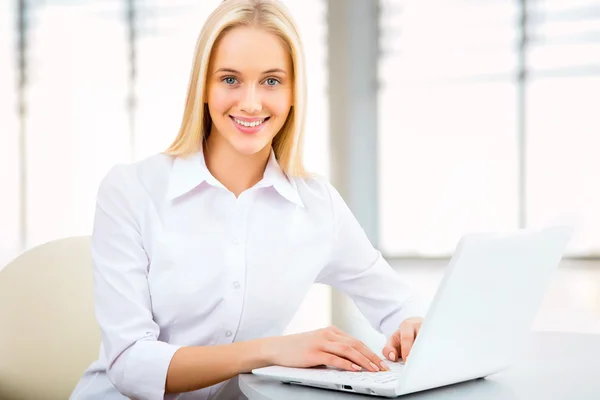 Mulher de negócios usando laptop — Fotografia de Stock