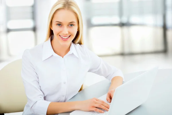 Mulher de negócios usando laptop — Fotografia de Stock