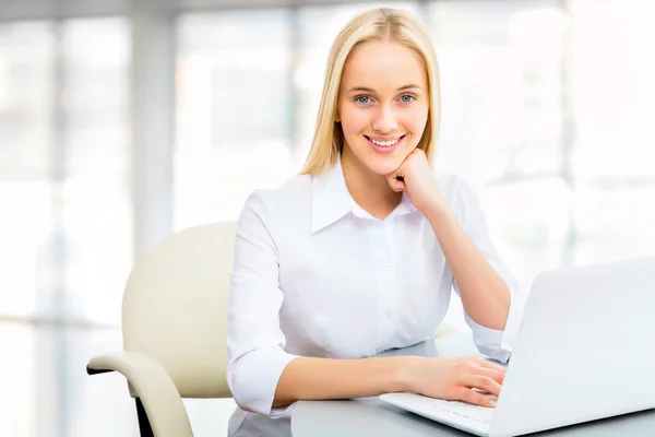 Geschäftsfrau mit Laptop — Stockfoto