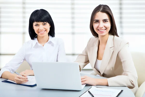 Junge Unternehmerinnen — Stockfoto