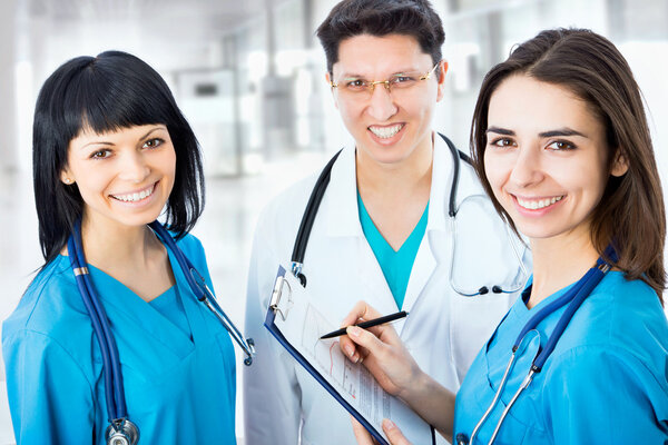 Jeunes médecins intelligents debout dans un hôpital — Image Jeunes médecins à l'hôpital — Photo