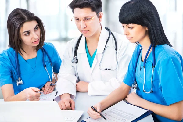 Jovens médicos — Fotografia de Stock