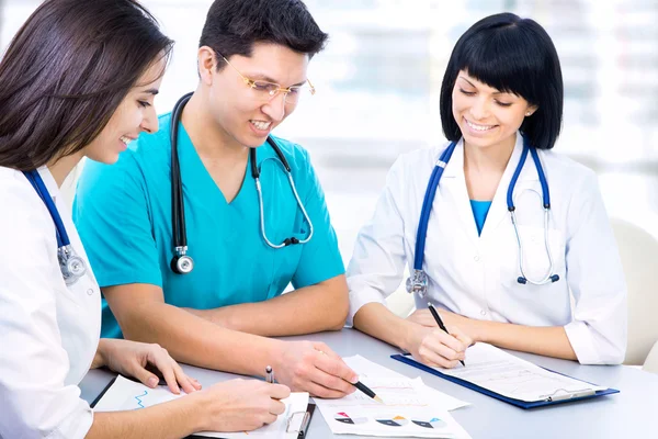 Médicos en el hospital —  Fotos de Stock