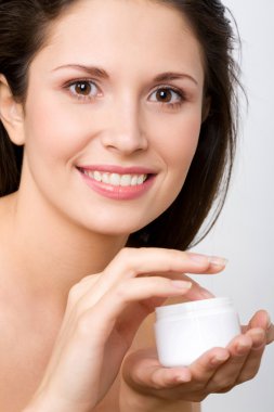 kadın krem uygulamak