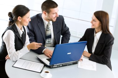 Ofiste çalışan meslektaşlar.