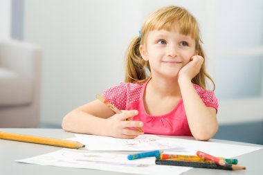 Küçük Kız Çiziyor