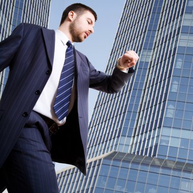 bilek bakarak işadamı