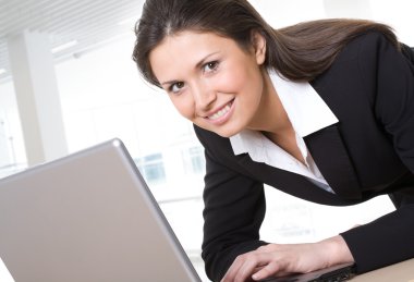İş kadını Laptop 'ta çalışıyor