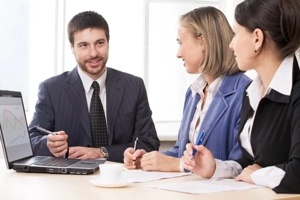 :  Geschäftsleute, die im Büro arbeiten — Stockfoto