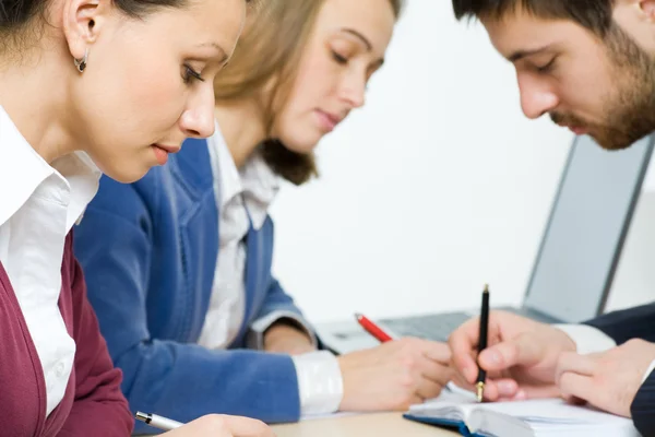 Mensen uit het bedrijfsleven werken — Stockfoto