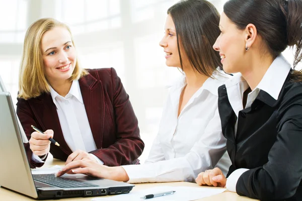 Zakelijke vrouwen op kantoor — Stockfoto