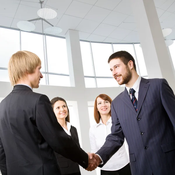 Affärsmän handslag — Stockfoto