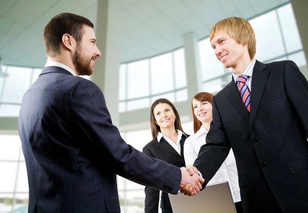 Businessmen handshake — Stok fotoğraf