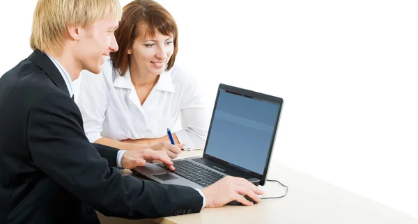 Mann und Frau blicken auf Monitor — Stockfoto