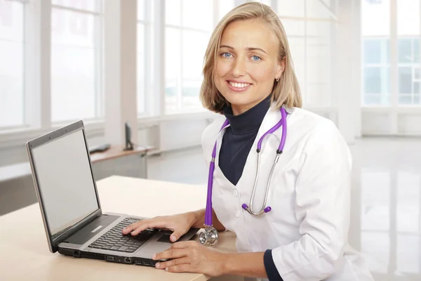 Medico utilizzando laptop — Foto Stock