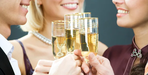 Šampaňské flétny dotýkání — Stock fotografie