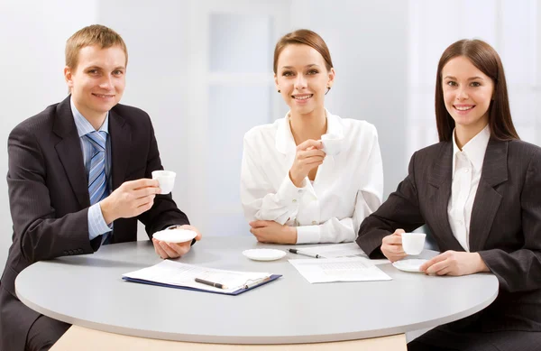 Les gens d'affaires avec un café — Photo