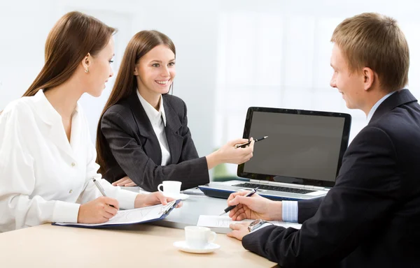 Les gens d'affaires au bureau — Photo