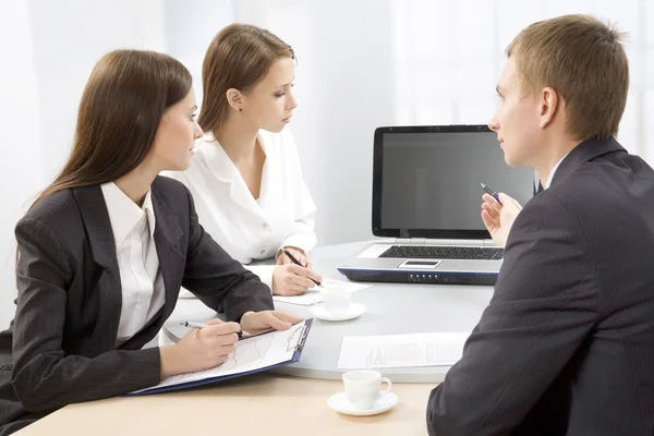 Collega 's die in functie zijn — Stockfoto